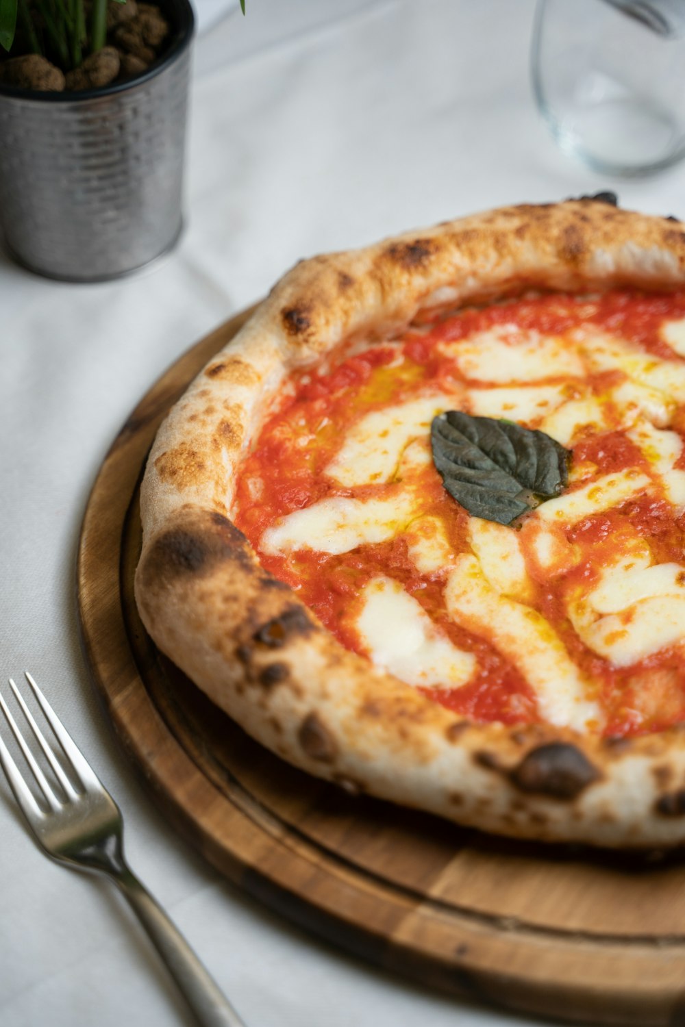 Pizza Margherita sa svežim bosiljkom
